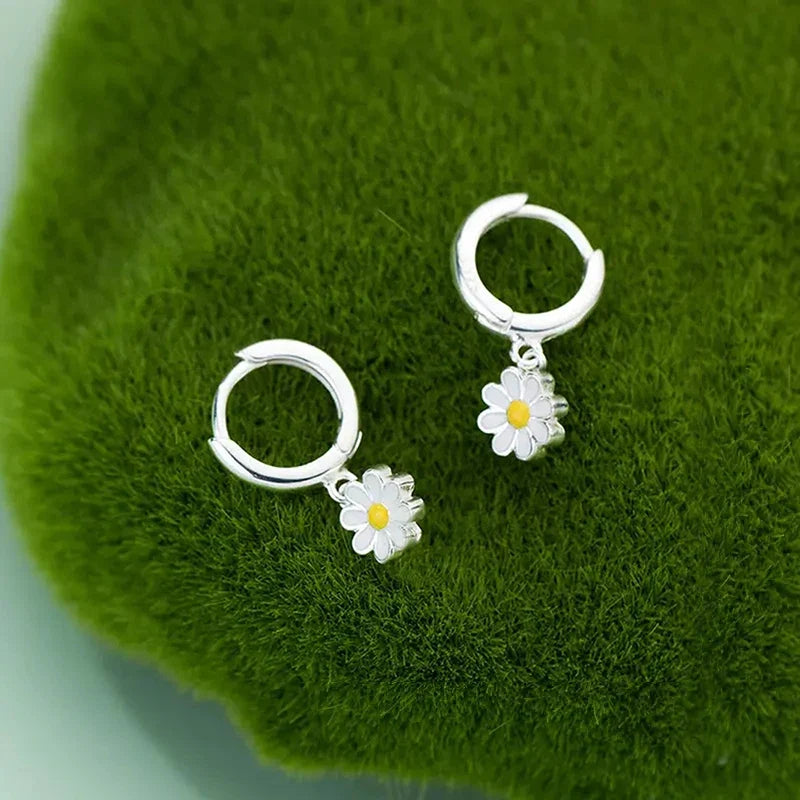 Huitan Chic Little Daisy Pendant Earrings Lady Graceful Everyday Jewelry Sweet Fresh Style Silver Color Delicate Accessories